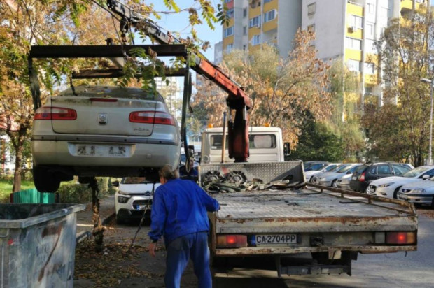 Репатрираха излязъл от употреба автомобил в столичния район "Илинден", преместен от граждани в тревни площи