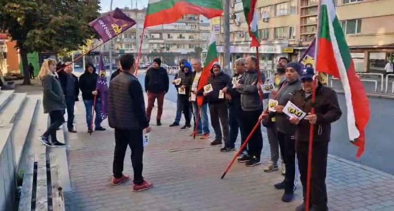 С протест на таксиметрови шофьори осъмна Велико Търново днес