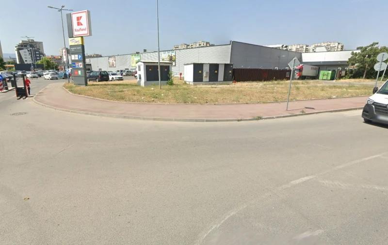 Автомобил блъсна клиент на "Кауфланд"