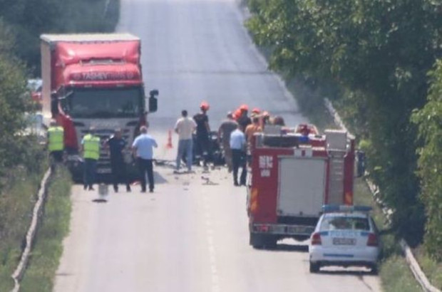 Двама в болница след сблъсък между коли и камион до Пловдив