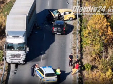 Първи кадри от тежката катастрофа до Пловдив, такси е помляно