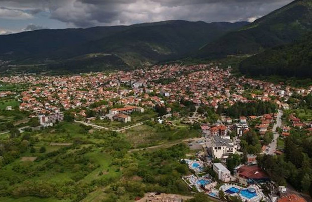 Само на час от София: Курорти с минерална вода, а около тях манастири, водопади и язовири