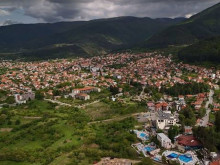 Само на час от София: Курорти с минерална вода, а около тях манастири, водопади и язовири