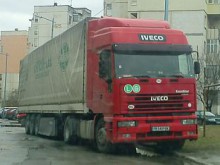 Продължава безобразното паркиране на тирове в "Тракия", въпреки забраните