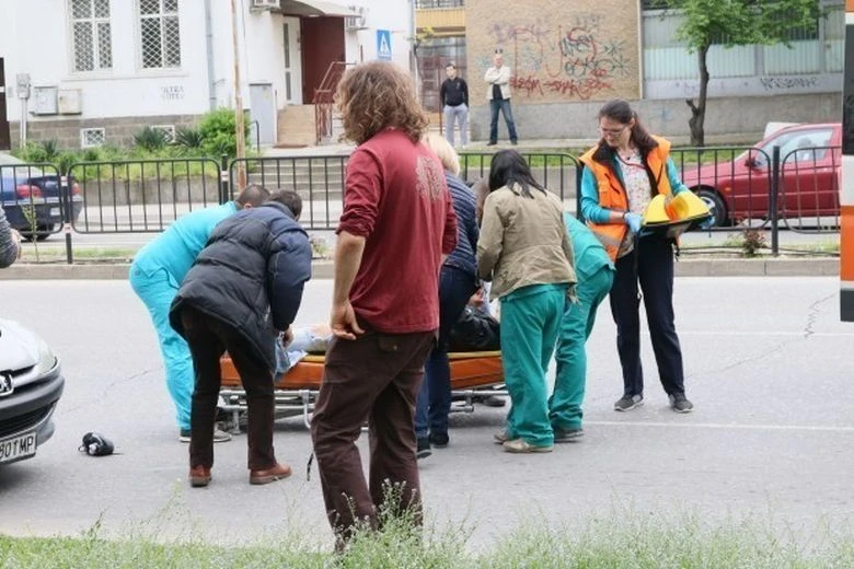Момче и момиче на 22 г. са блъснати на пешеходна пътека в Пловдив