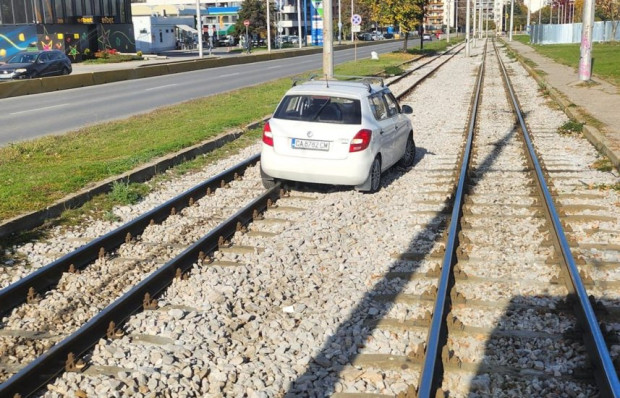 Автомобил кацна на трамвайните релси в "Красна поляна"! Мъж: За тази маневра трябва вроден талант