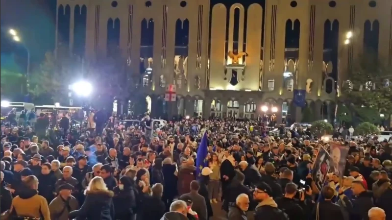 Опозицията обяви бойкот на грузинския парламент, излезе на протест в центъра на Тбилиси