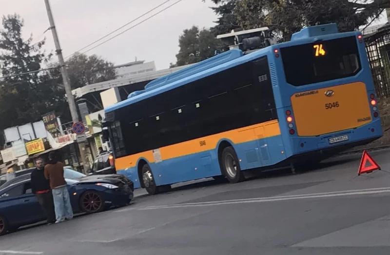 Катастрофа между тролей и автомобил на столичен булевард!