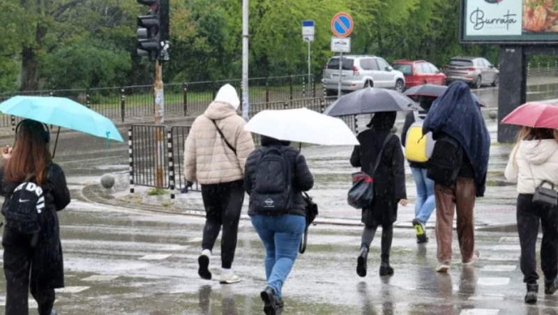 Не забравяйте чадърите си днес, на отделни места ще превали дъжд