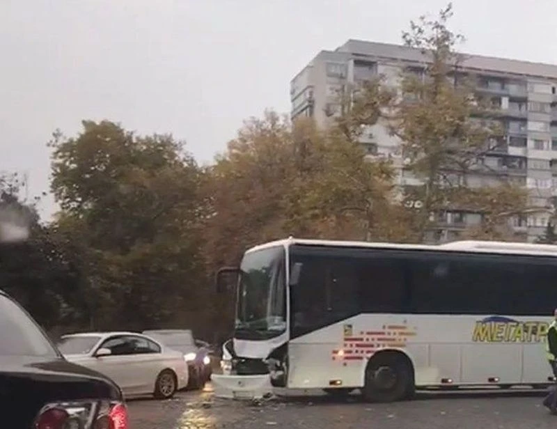 Катастрофа с автобус в на възлово кръстовище в Пловдив