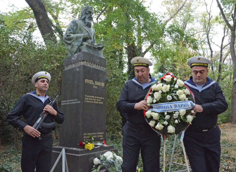 Варна отбелязва Деня на народните будители, вижте празничната програма