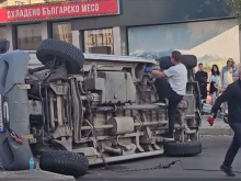 Пловдивски кемпер с натоварена надуваема лодка се обърна в центъра на Ха...