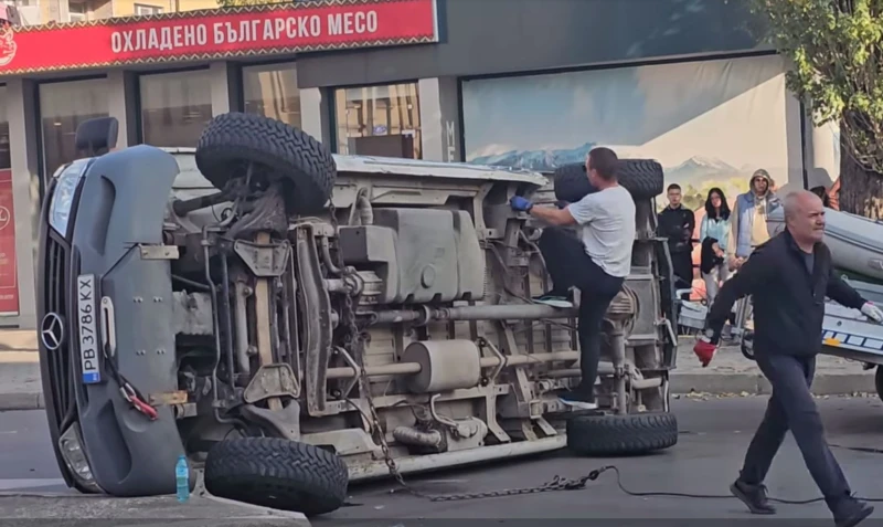 Пловдивски кемпер с натоварена надуваема лодка се обърна в центъра на Хасково