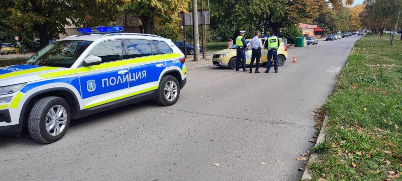 Много пиян таксиджия спря странно върху пешеходна пътека в Шумен. Полицаите помислили, че му е лошо