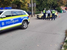 Много пиян таксиджия спря странно върху пешеходна пътека в Шумен. Полицаите помислили, че му е лошо