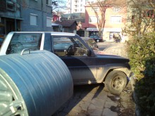 Няма място за преминаване на хора по тротоар, заради нагло паркиране