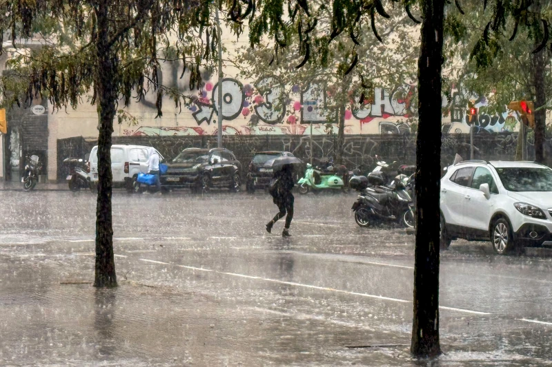 Каталуния се готви за проливни дъждове, затвориха училищата в три района