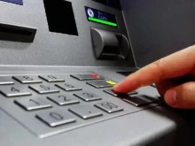 Клиентка на банка: Вместо 215 лева получих известие, че са ми дръпнати 430 лева