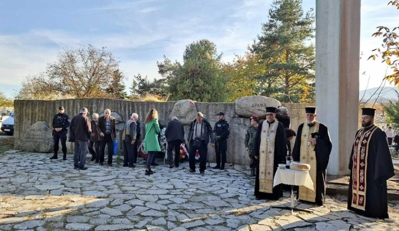 На Архангелова задушница почетоха паметта на загиналите войници в Кюстендил