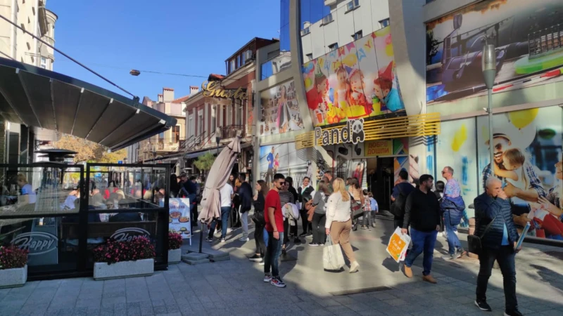 Стълпотворение на Главната, гладен народ чака на опашка пред заведение