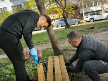 Доброволци ремонтираха пейки в столичния район "Студентски"