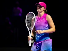 Ига Швьонтек започна с обрат във Финалите на WTA