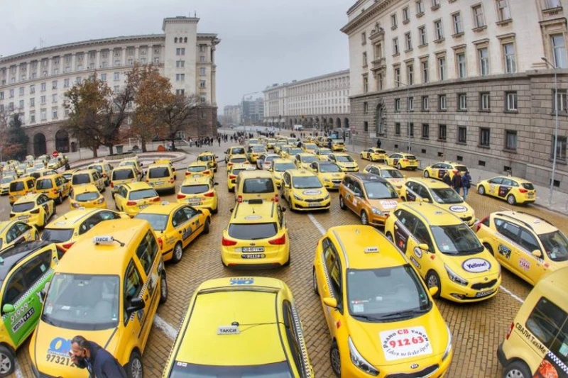 Шофьори на таксита са в протестна готовност