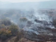 Загасиха пожара в Катуница чрез изпомпването на големи количества вода от река Чая