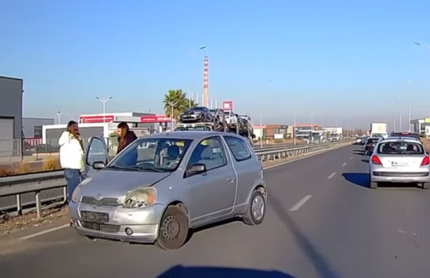 Катастрофа между 2 автомобила затруднява движението по пътя Асеновград - Пловдив