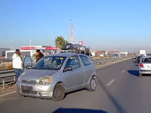 Катастрофа между 2 автомобила затруднява движението по пътя Асеновград - Пловдив