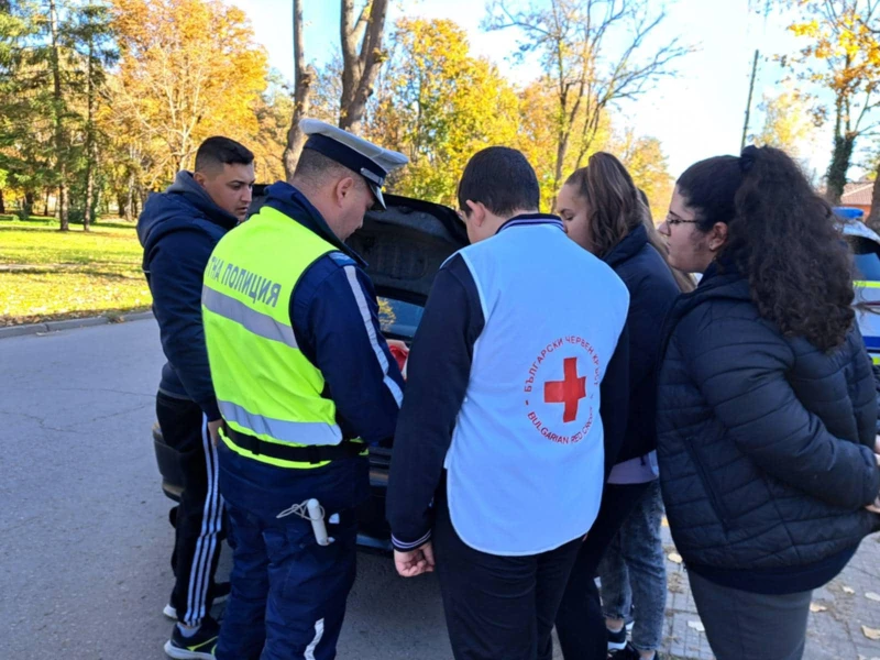 Продължават занятията по пътна безопасност на полицаи с децата в Дулово