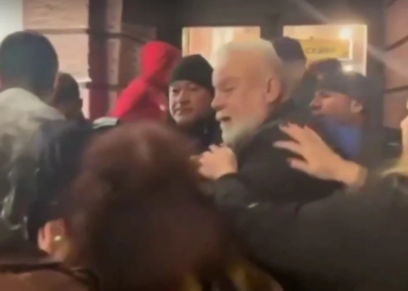 Директорът на Народния театър: Излязох с любов при протестиращите