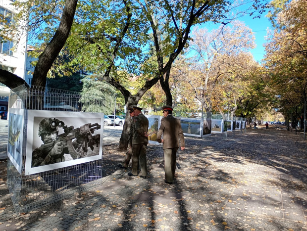 Фотоизложба под надслов "Сухопътни войски сме там, където има нужда от нас!" подредиха до Община Стара Загора