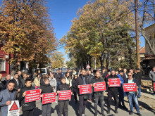 Жители на Катуница на протест: Няма повече да търпим да ни тровите!