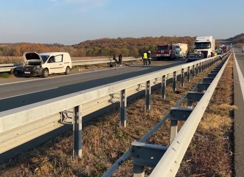 Тежка катастрофа на АМ "Марица": Двама души са изпаднали от автомобила в движение