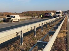 Тежка катастрофа на АМ "Марица": Двама души са изпаднали от автомобила в движение