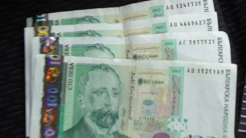 До две заплати ще получат някои държавни служители като коледни бонуси