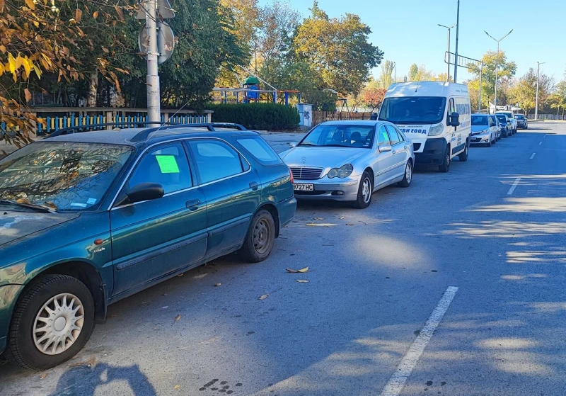 Автомобили осъмнаха облепени с фишове, живущите в района бесни на Общината!