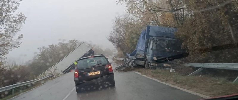 Денят във Великотърновско стартира с катастрофа на пътя София - Варна