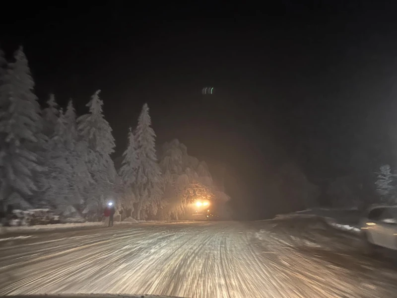 Пътят в някои части около прохода "Петрохан" е заледен, трябва да се минава с повишено внимание