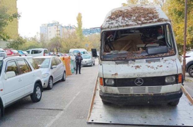 Акция по премахване на излезли от употреба товарни машини, бусове и камиони в район "Изгрев" в София