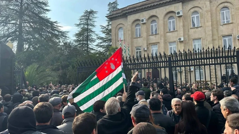 В Абхазия протестиращи нахлуха в парламента, чути са изстрели