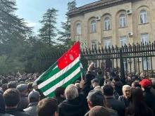 В Абхазия протестиращи нахлуха в парламента, чути са изстрели