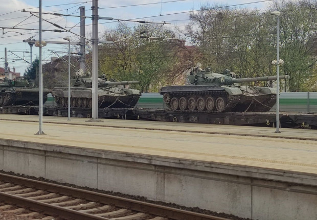 Заснеха танкове на жп гара в Южна България