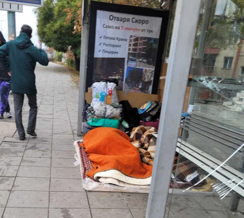 Бездомни майка и син блокираха спирка в Пловдив, отказват настаняване