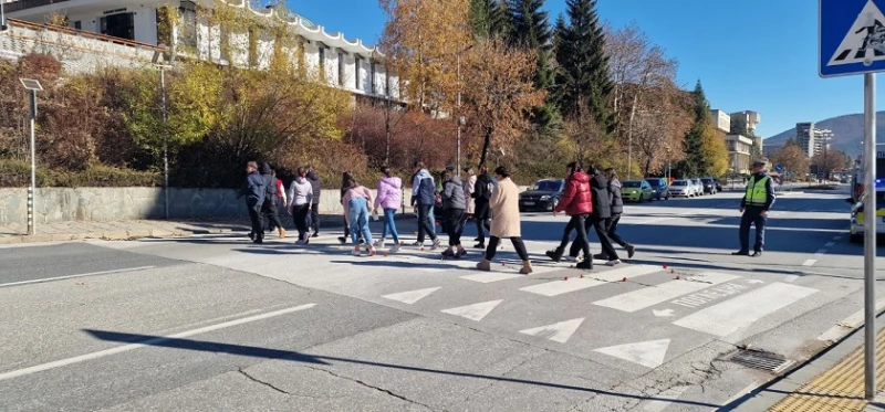 Полицията, БЧК и ученици от Смолян отбеляза Деня за възпоменание на жертвите на пътя