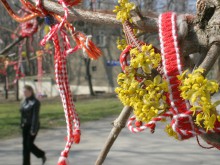 Ученици в Смолян украсиха дърво и го превърнаха в мартеница