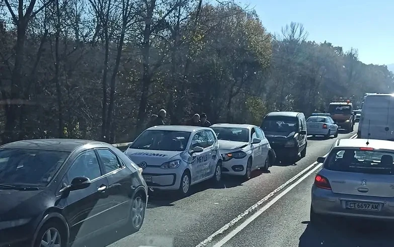 Верижна катастрофа затруднява движението на пътя Стара Загора-Казанлък