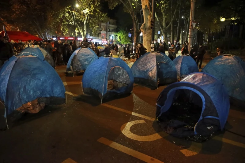 Протестиращи в столицата на Грузия разпънаха палатков лагер и призоваха за провеждане на нови избори