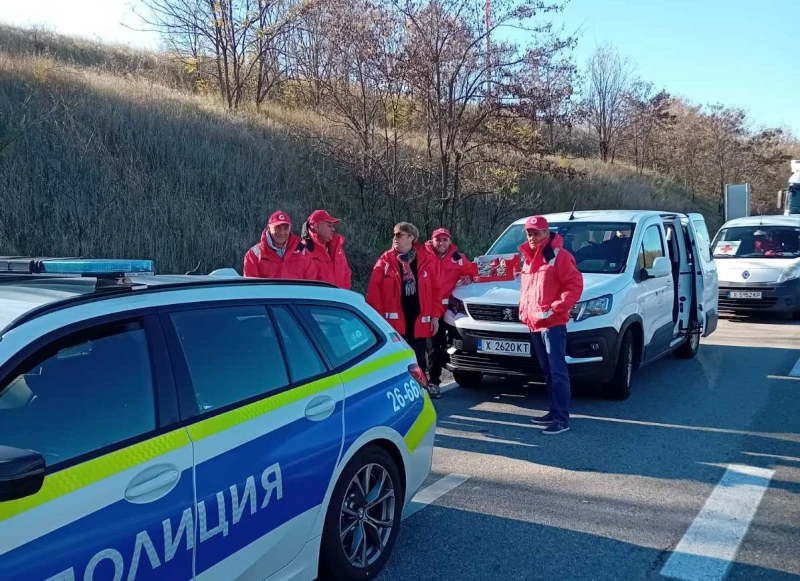 Доброволци от БЧК раздадоха вода и закуски на шофьорите на тирове на границата с Турция